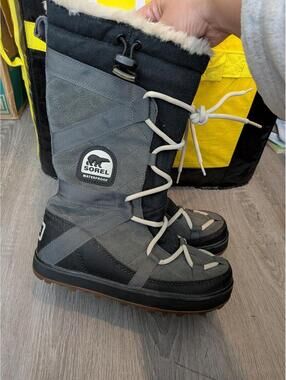 Sorel Boots Womens 7.5 Gray Waterproof Suede Faux Fur Lace Up Snow Winter